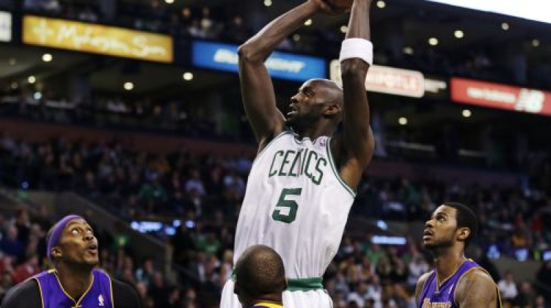 Kevins Gārnets šonakt pacēlās virs "Lakers" spēlētāju galvām gan tiešā, gan netiešā nozīmē
Foto:AP/Scanpix