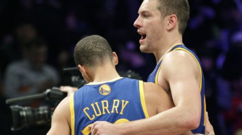 Stefans Karijs un Deivids Lī šonakt guva gandrīz divas trešdaļas komandas punktu
Foto:AP/Scanpix