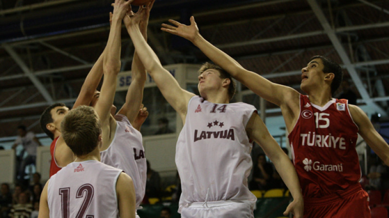 Zigmārs Raimo (14.) un Latvijas U16 izlase: Sakarijas turnīrā otrā uzvara pār mājinieci Turcijas izlasi.
Foto: tbf.org