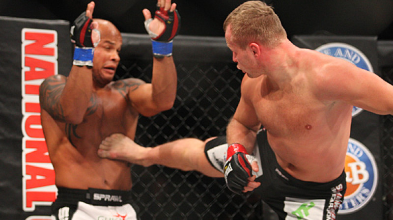 Aleksandrs Šlemenko (no labās) cīņā ar Maikelu Falkao
Foto: sherdog.com