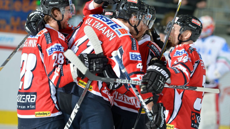 Austrijas izlase priecājas par kvalificēšanos Sočiem 
Foto: IIHF