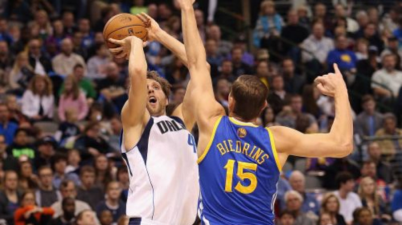 Dirks Novickis izdara metienu pāri Andra Biedriņa rokām
Foto:AFP/Scanpix