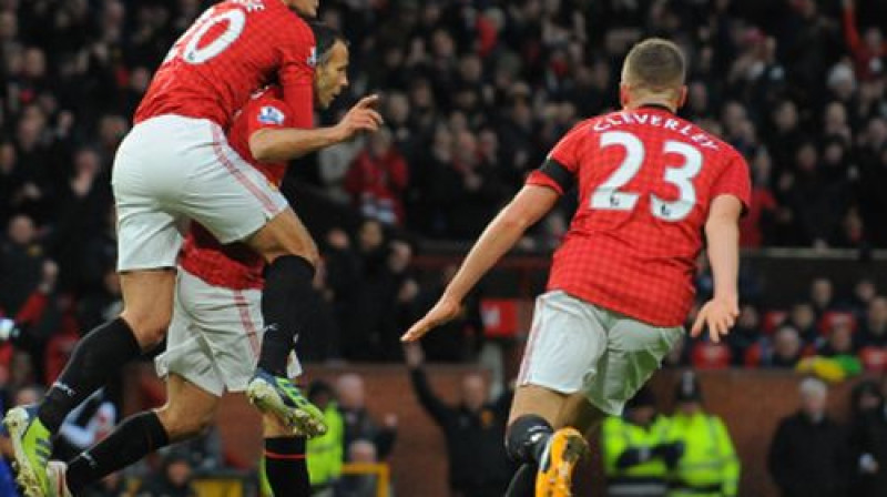 Raiens Gigss ar komandas biedriem pēc vārtu guvuma
Foto: AFP/Scanpix