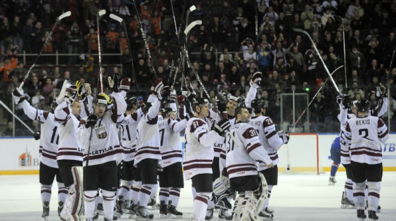 Latvijas izlase svin panākumu olimpiskajā kvalifikācijas turnīrā. 
Foto: Romāns Kokšarovs, Sporta Avīze/f64