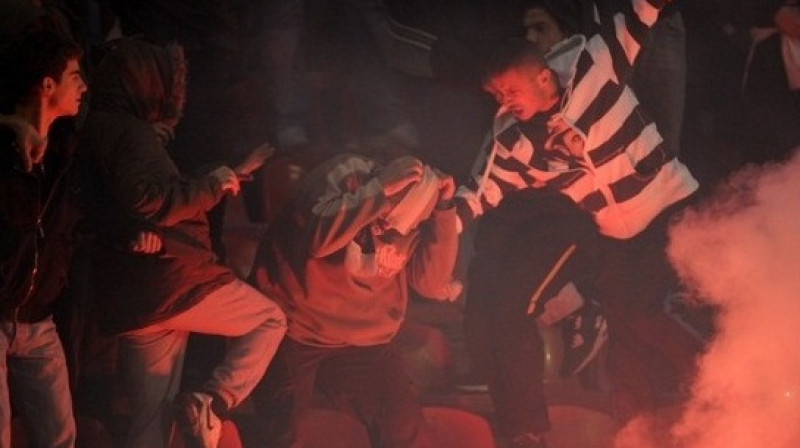 Belgradas "Partizan" pret "Crvena Zvezda": šādas ainas komandu derbijos var novērot regulāri
Foto: AFP/Scanpix