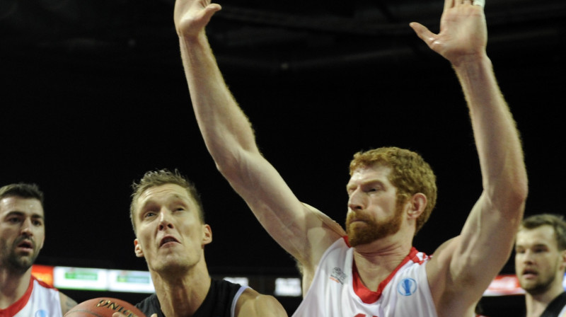 Kaspars Bērziņš Eiropas kausa spēlē pret "ČEZ Nymburk"
Foto: Romāns Kokšarovs, "Sporta Avīze", f64