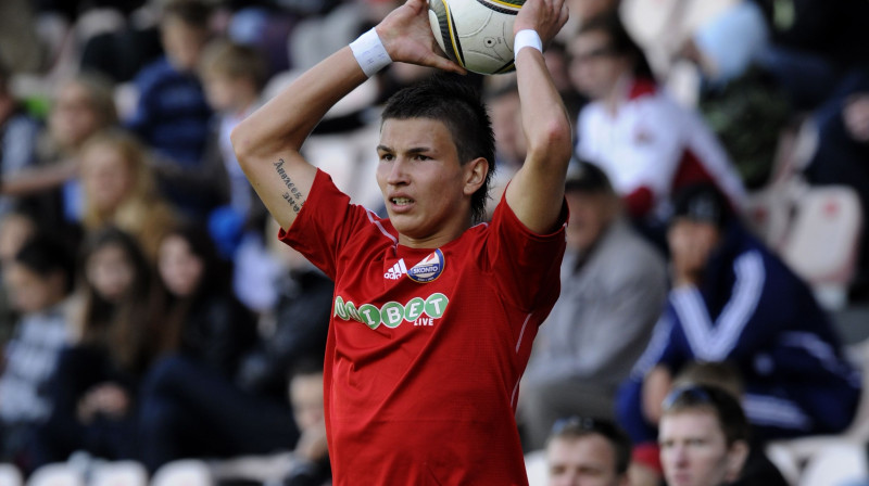 Anglijā mūsu aizsargs Vitālijs Maksimenko (att.) noteikti spēlēs pie pilnākām tribīnēm. Foto: Romāns Kokšarovs, "f64"/"Photo agency"