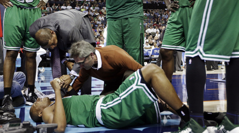 Barbosa uz "Time Warner Cable Arena" grīdas dēļiem
Foto: AP/Scanpix