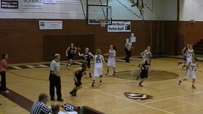 2 punktu metiens no sava laukuma puses
Foto: no "Coach Babbitt" video