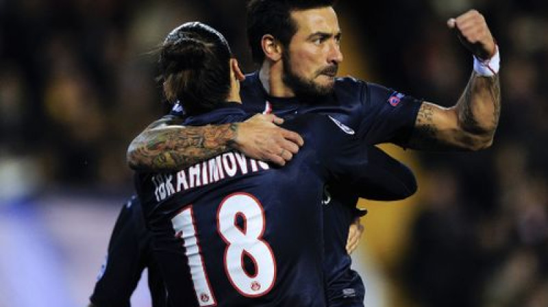 Zlatans Ibrahimovičs un Esekjels Laveci līksmo pēc pirmajiem vārtiem
Foto: AFP/Scanpix