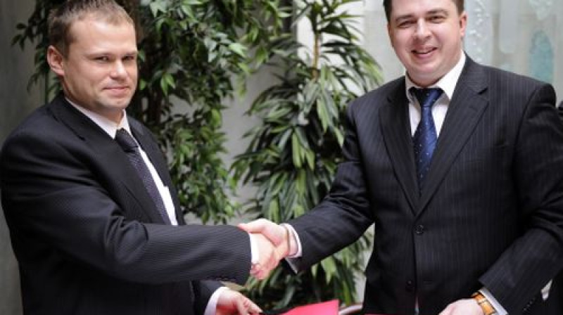 Gdaņskas kluba projekta vadībā ir arī Rīgas "Skonto" sporta direktors Antans Sakavicks (pa labi)
Foto: Romāns Kokšarovs, Sporta Avīze, f64