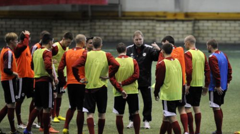 Aleksandrs Starkovs un izlases futbolisti pirmsspēles treniņā
Foto: Romāns Kokšarovs, Sporta Avīze, f64