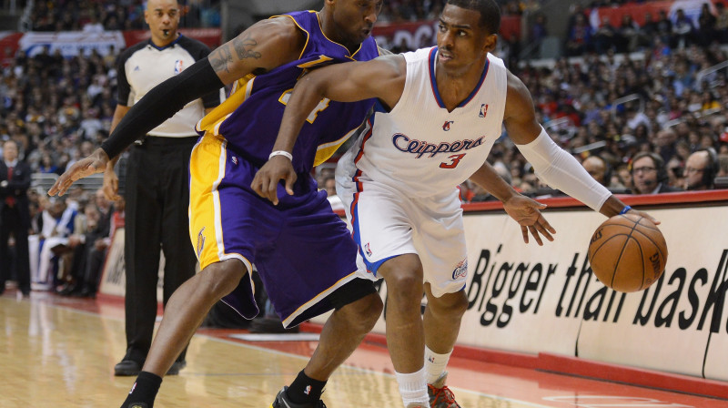 Kobe Braients aizsardzībā pret Krisu Polu
Foto: AFP