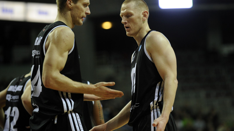 VEF spēka uzbrucēji Kaspars Bērziņš un Donāts Zavacks
Foto: Romāns Kokšarovs, "Sporta Avīze", f64