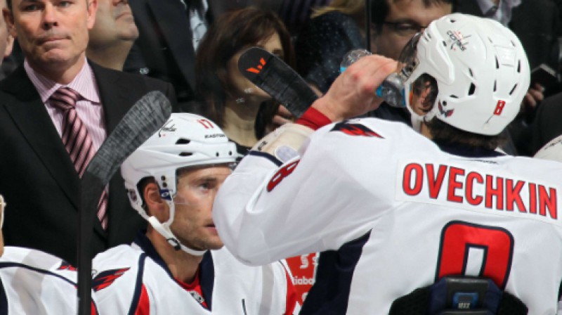 Vašingtonas "Capitals" galvenais treneris Adams Outss un kluba kapteinis Aleksandrs Ovečkins
Foto: AFP / Scanpix