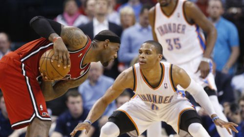 Lebrons Džeimss pret "Thunder" aizsardzību
Foto:AP/Scanpix