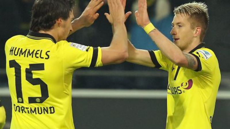 Marko Roiss (pa labi) guva trīs vārtus
Foto: AFP/Scanpix