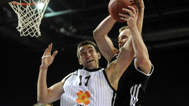 Antans Kavaļausks cīņā pret "Bilbao Basket" spēka uzbrucēju Akselu Ervē
Foto: Romāns Kokšarovs, "Sporta Avīze", f64