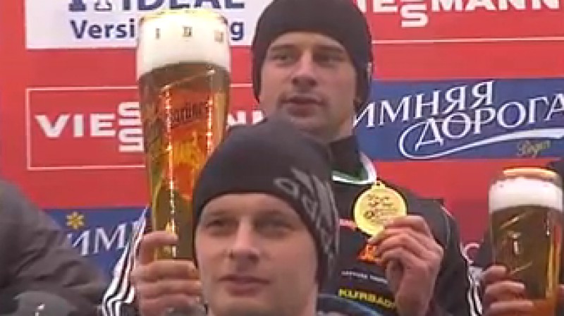 Martins Dukurs ar kausu Altenbergā 
(priekšplānā - Tomass Dukurs)
Foto: no "bobskeletv" video