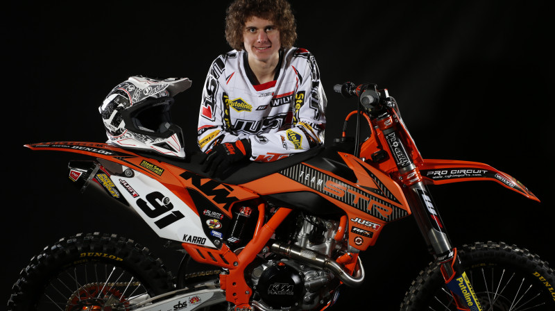 Matīss Karro pie šīs sezonas jaunā motocikla
Foto: Ray Archer, www.steveturnerracing.com
