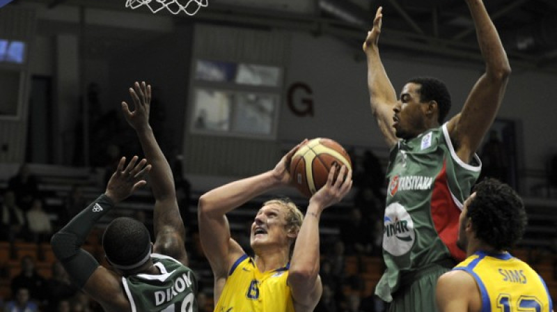 Jānis Timma sāncešu ielenkumā
Foto: Romāns Kokšarovs Sporta Avīze/F64 Photo