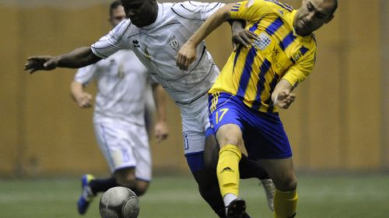 Stenlijs Ibe guva divus no četriem Daugavpils "Daugavas" vārtiem
Foto: Romāns Kokšarovs, Sporta Avīze, f64