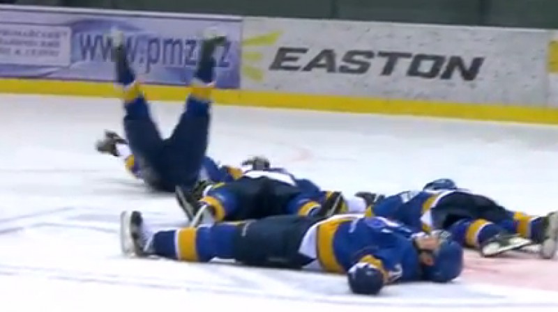 Sodu saņēmušie hokejisti
Foto: no "KazzincTorpedoUK" video