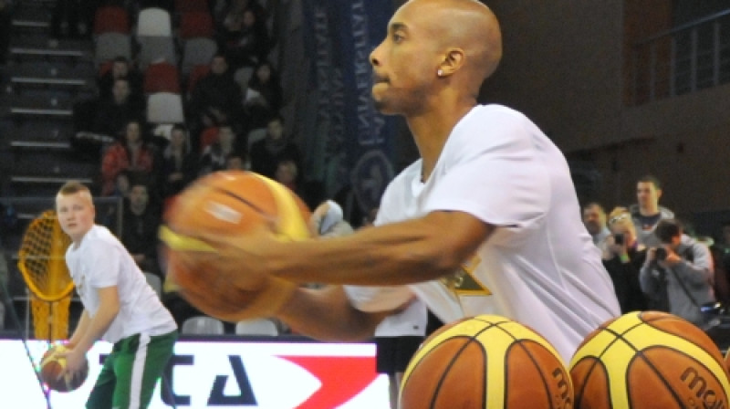 "Liepāja/Triobet" saspēles vadītājs P.J.Hils trešdien cīnīsies ar saviem bijušajiem komandas biedriem no BK "Jēkabpils".
Foto: Romualds Vambuts