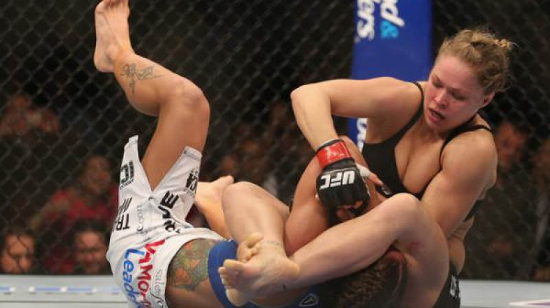 Ronda Rouzija dominē pār Lizu Karmoušu
Foto: sherdog.com
