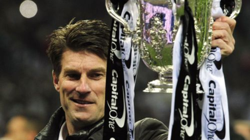 "Swansea" galvenais treneris Mikaels Laudrups ar izcīnīto kausu
Foto: AFP/Scanpix