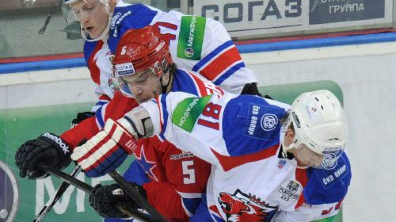 Jānis Sprukts Mārtiņa Cipuļa un Marcela Hosas ielenkumā
Foto: ITAR-TASS/Scanpix