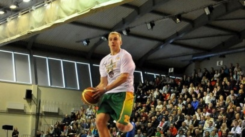 Kristaps Dārgais Valmierā "lido" pretī trešajai uzvarai LBL "slam-dunk" konkursā
Foto: Romualds Vambuts