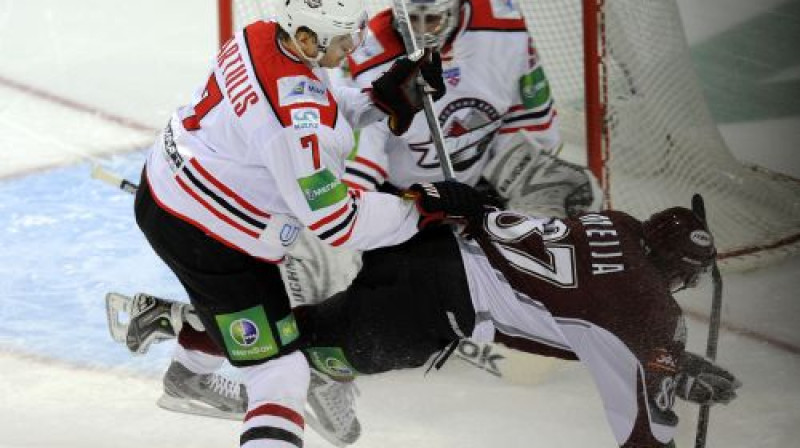 Oskars Bārtulis Doņeckas "Donbass" vārtu priekšā izrēķinās ar Gintu Meiju
Foto: Romāns Kokšarovs, Sporta Avīze/F64