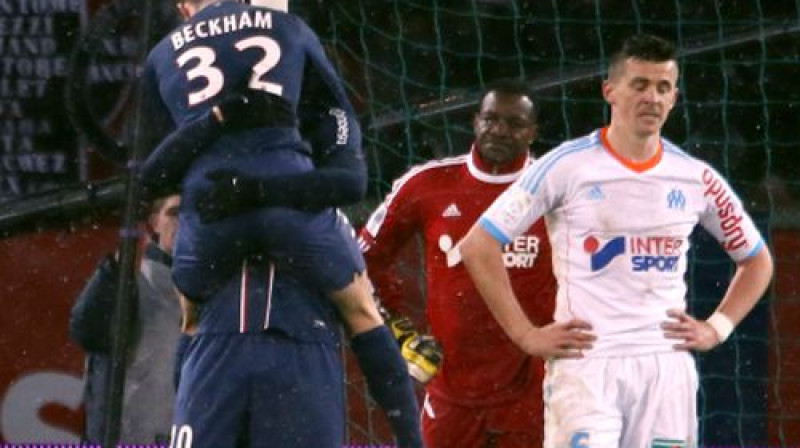 Deivids Bekhems sveic otro vārtu guvēju Zlatanu Ibrahimoviču
Foto: AFP/Scanpix