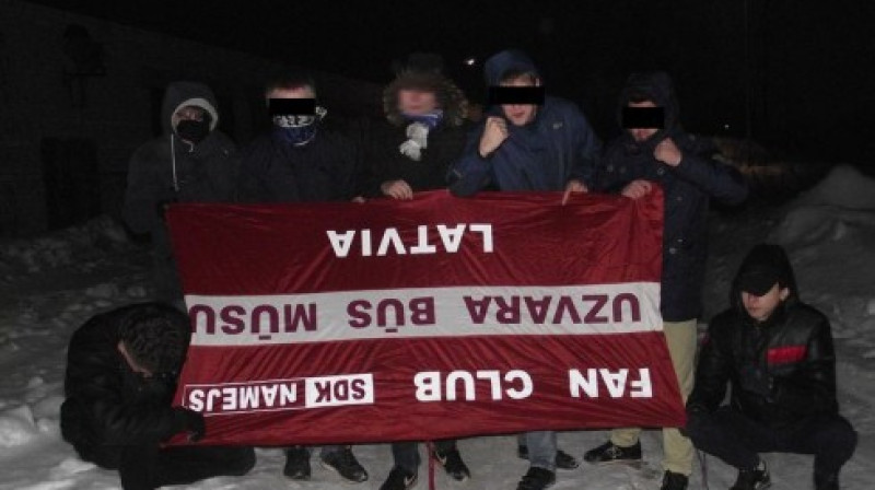 Trešās personas ar latviešu hokeja kluba fanu karogu
Foto: allhockey.ru