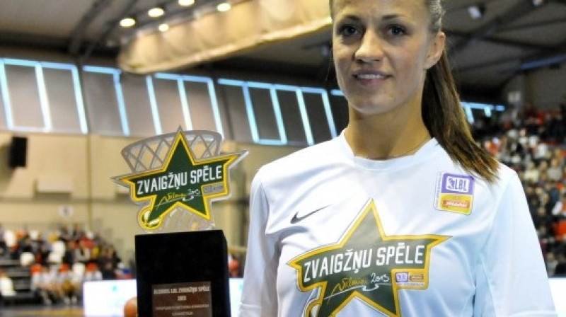 Kristīna Cirša: Zvaigžņu spēles 2013 tālmetienu konkursa uzvarētāja
Foto: Romualds Vambuts