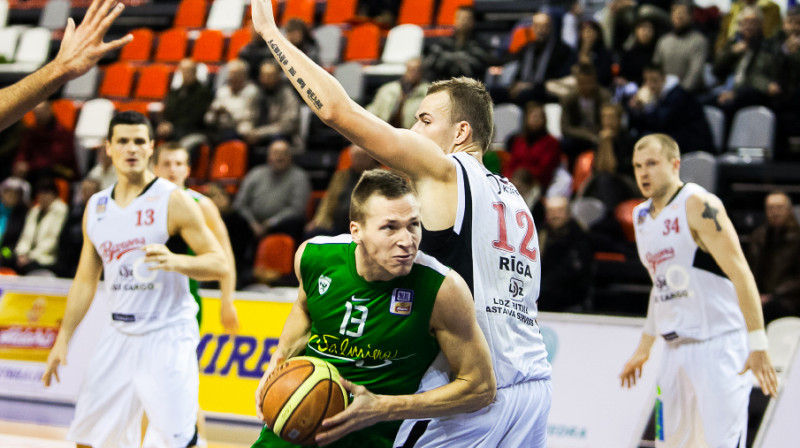 Artjoms Butjankovs (ar bumbu) cīņā pret "Baronu"
Foto: Jānis Priedītis