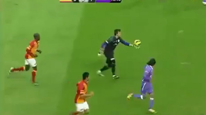 "Galatasaray" vārtsargs sper pa bumbu
Foto: no "Lig TV canli" video