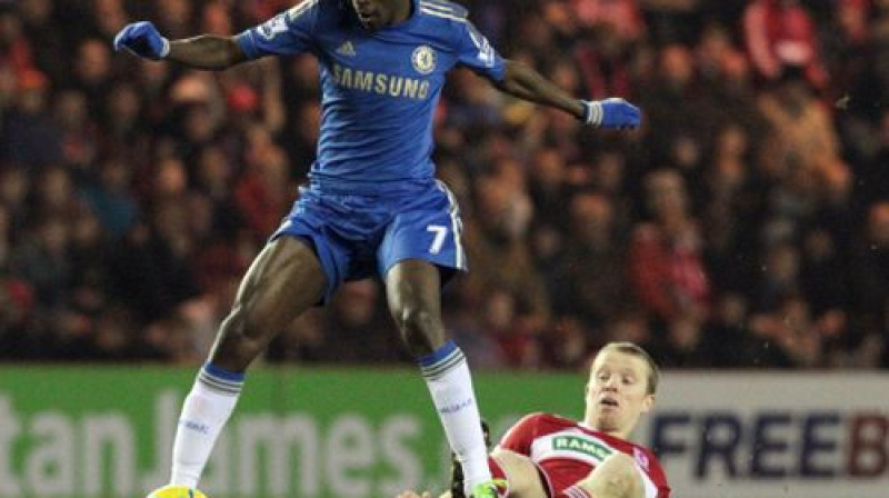 Ramiress cīņā ar "Middlesbrough" spēlētāju Stefanu Makmanusu
Foto: AFP/Scanpix