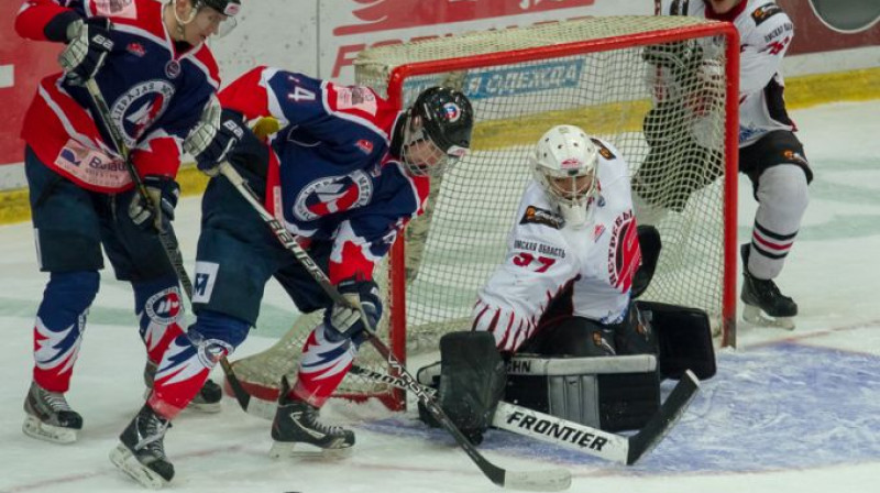 Liepājnieku uzbrucēji šodien sagādāja daudz darba omskiesu vārtsargam.
Foto:khl/mhl/ru