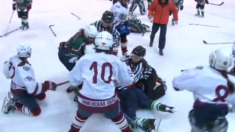 Tatarstānietes pret tjumeņietēm
Foto: no "Semen Semenich" video