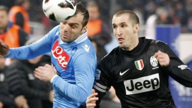 Gorons Pandevs cīņā ar Džordžio Kjelīni
Foto: AFP/Scanpix