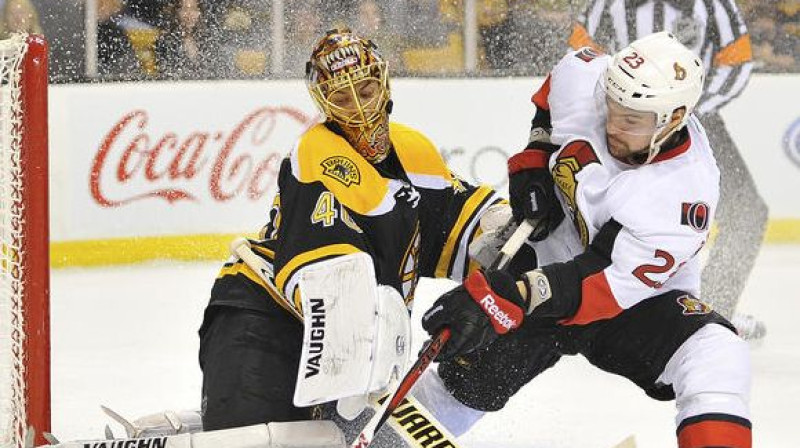 Tuka Rasks neitralizē Kaspara Daugaviņa izgājienu
Foto: nhl.com