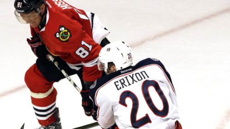 Marians Hosa cīņā ar "Blue Jackets" hokejistu Timu Eriksonu
Foto:AP/Scanpix