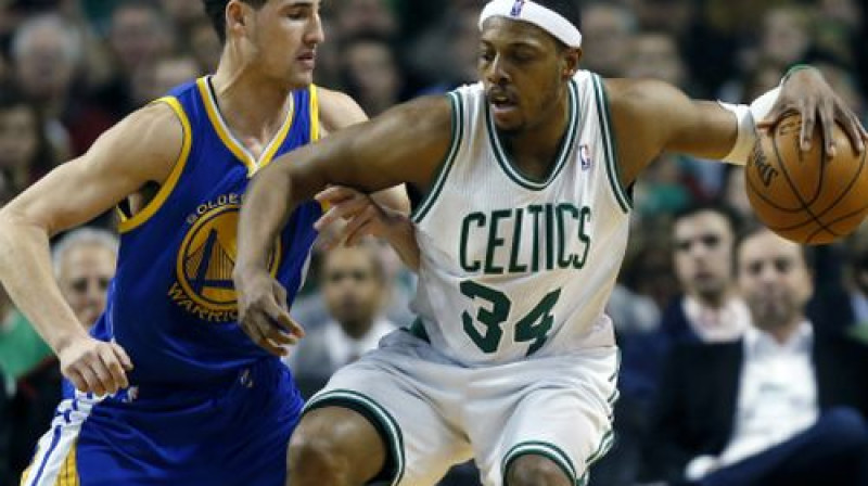 Klejs Tompsons cenšas nosegt Polu Pīrsu
Foto:AP/Scanpix