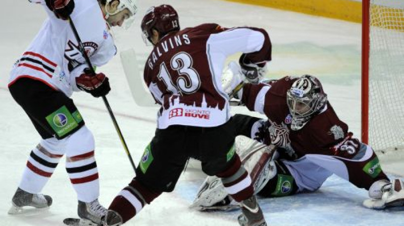 Rīgas "Dinamo" aizsargs Guntis Galviņš vārtu priekšā cīnās ar Doņeckas "Donbass" spēlētāju
Foto: Romāns Kokšarovs, Sporta Avīze/F64