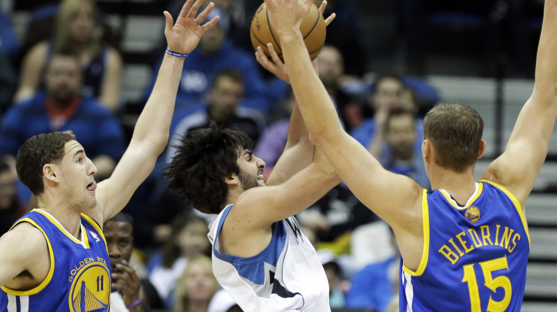 Andris Biedriņš šosezon minūtes nopelna ar spēli savā laukuma galā 
Foto: AP/Scanpix