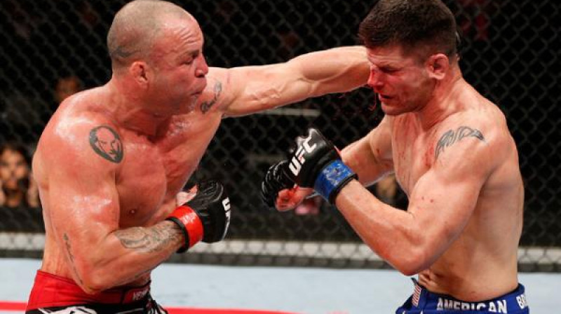Vanderlejs Silva (no kreisās) uzbrukumā pret Braienu Stenu
Foto: sherdog.com