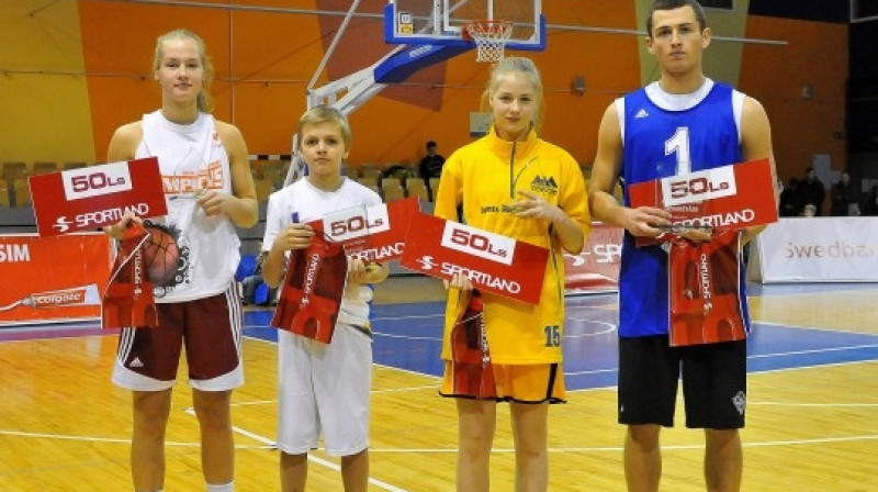 Swedbank LJBL "Talantu nedēļas 2013" tālmetienu konkursu uzvarētāji
Foto: Romualds Vambuts