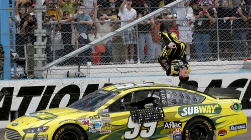 Karls Edvardss pēc uzvaras Fīniksā veic atmugurisko salto
Foto: SCANPIX SWEDEN